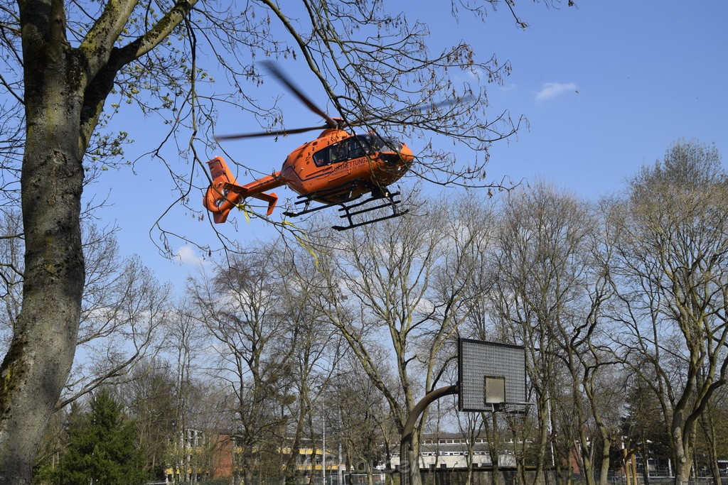 Einsatz Christoph 3 Koeln Vingst Oranienstr Landung Passauerstr P19.JPG - Miklos Laubert